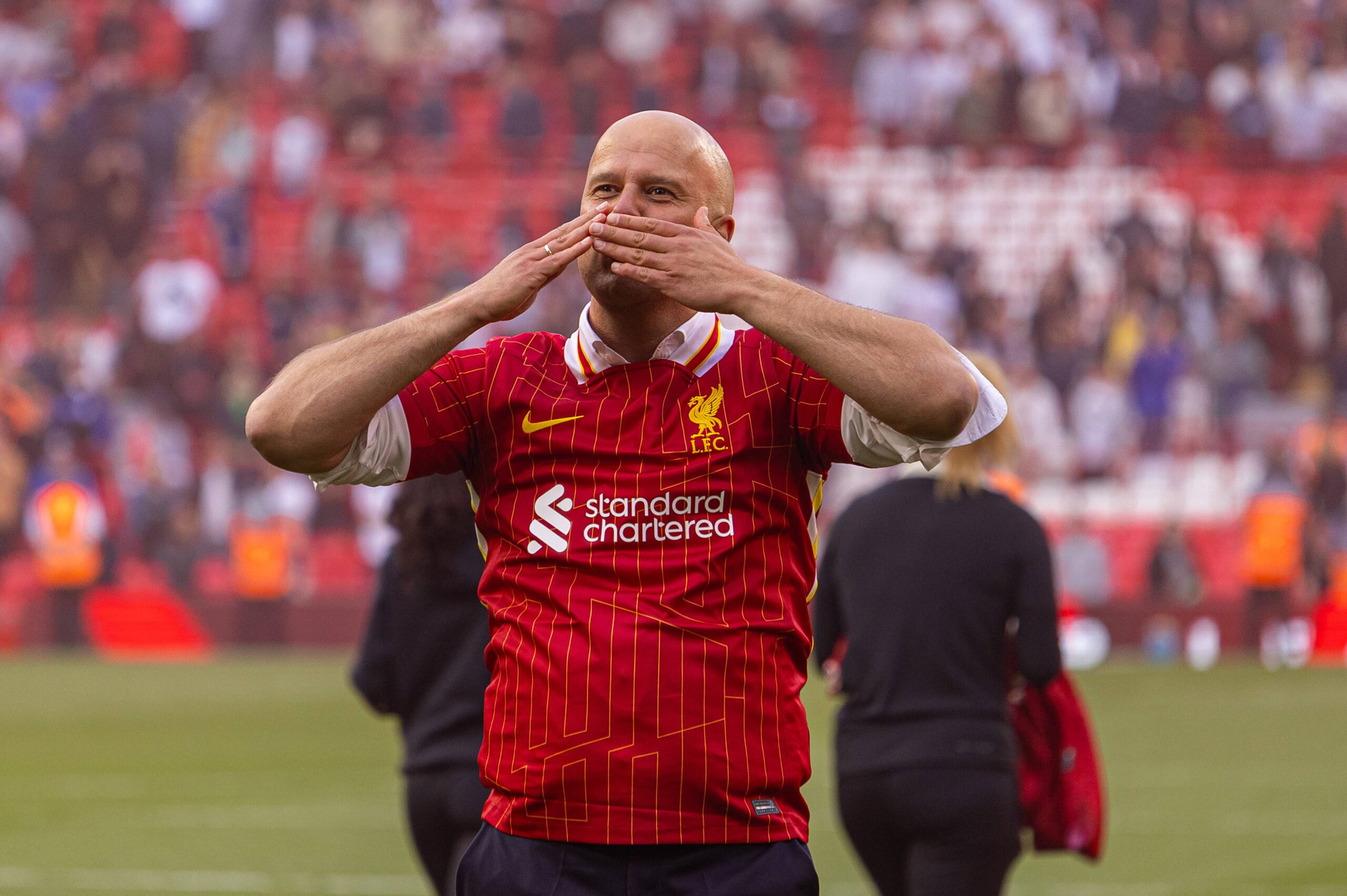 Arne Slot integra lista de notáveis da Premier League