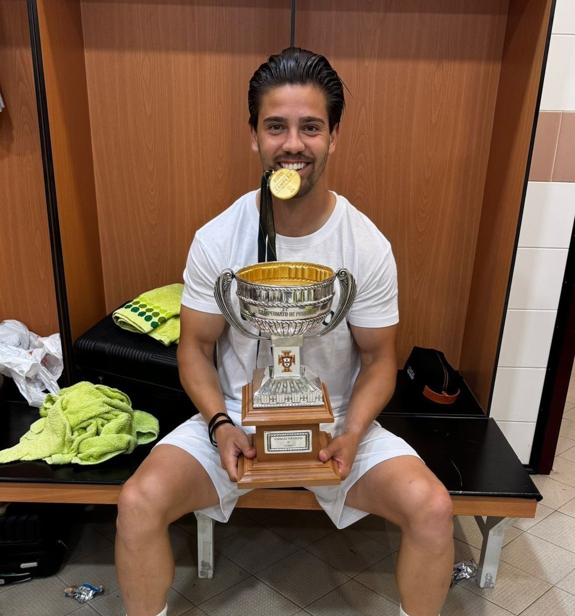 Miguel Lopes 'à Gyökeres' com a Taça na mão