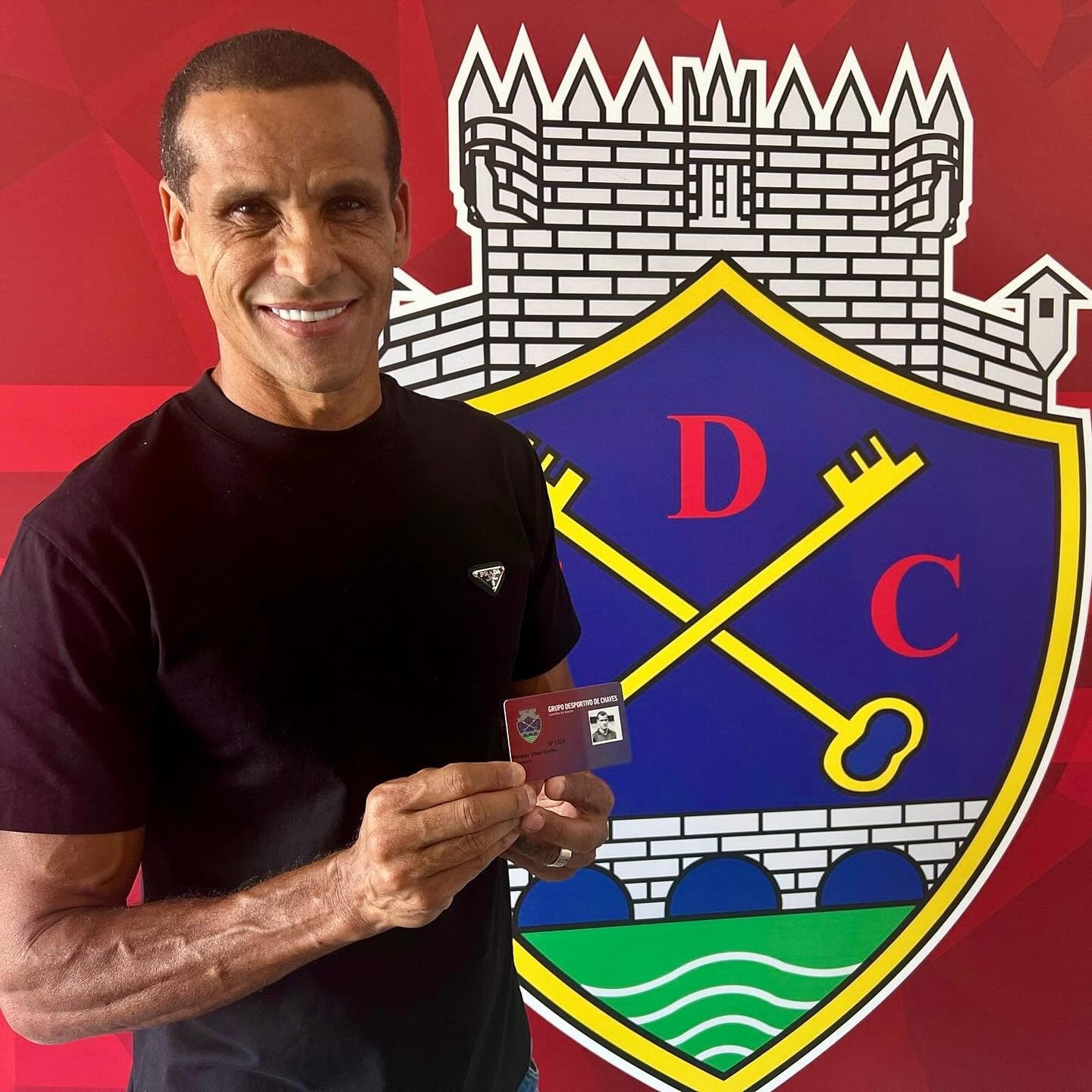 Chaves 'assina' com campeão do Mundo e os dois filhos