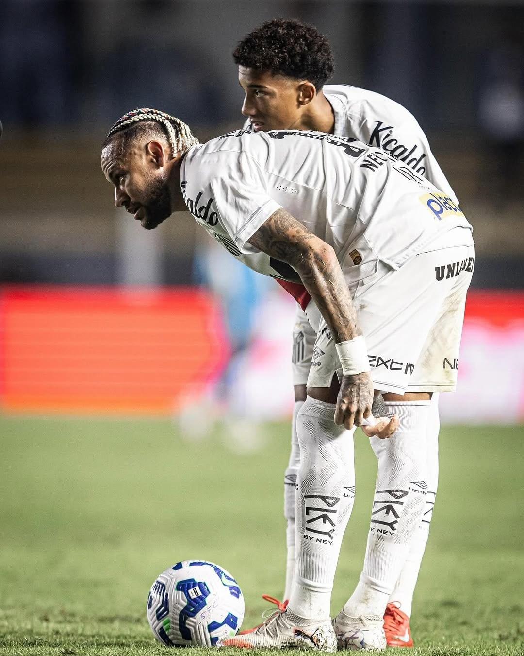 Neymar 'apadrinha' estreia do filho de Robinho