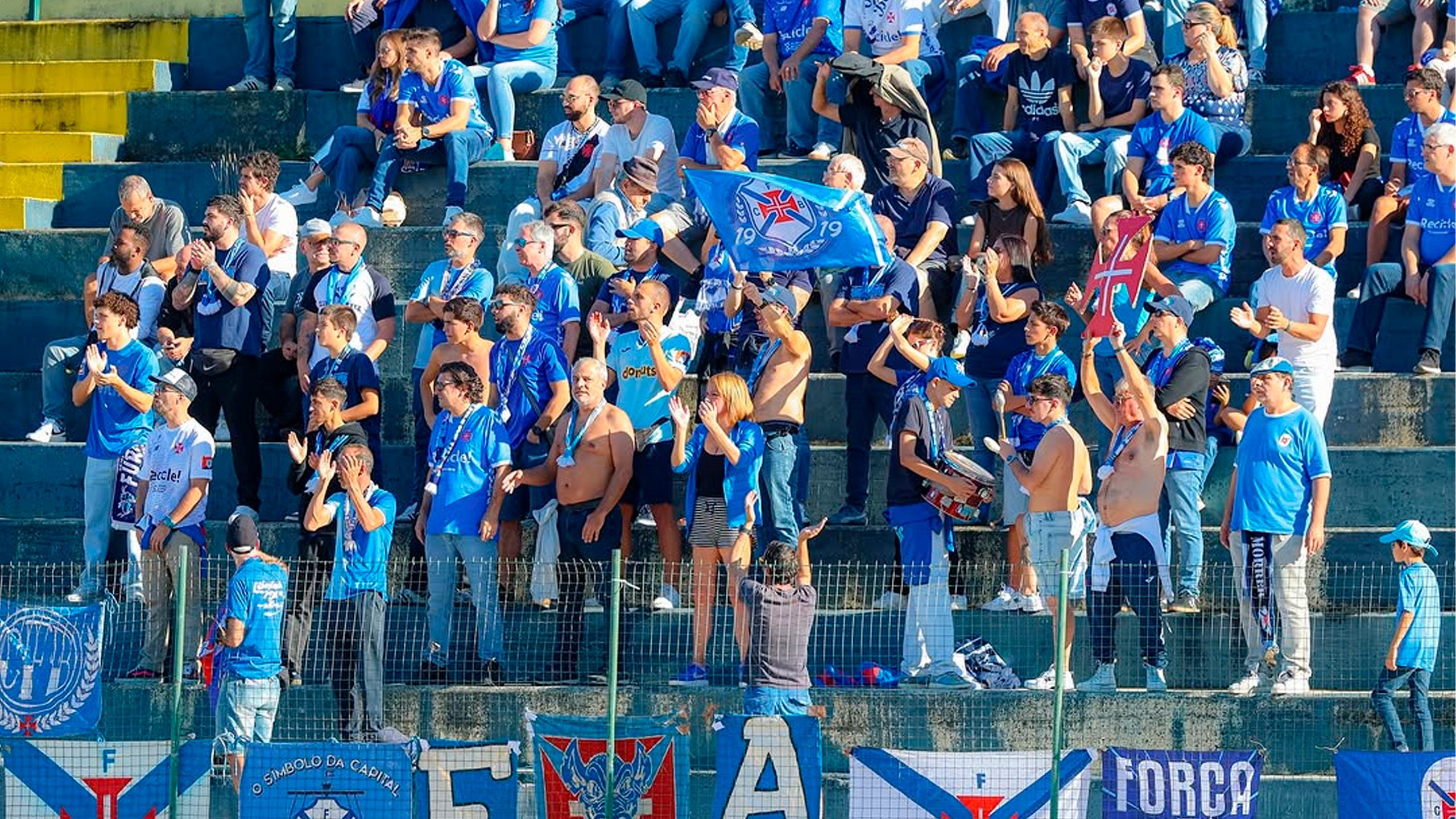 Os diferentes tons de azul do Belenenses: líder na Liga 3 e lanterna na AF Lisboa