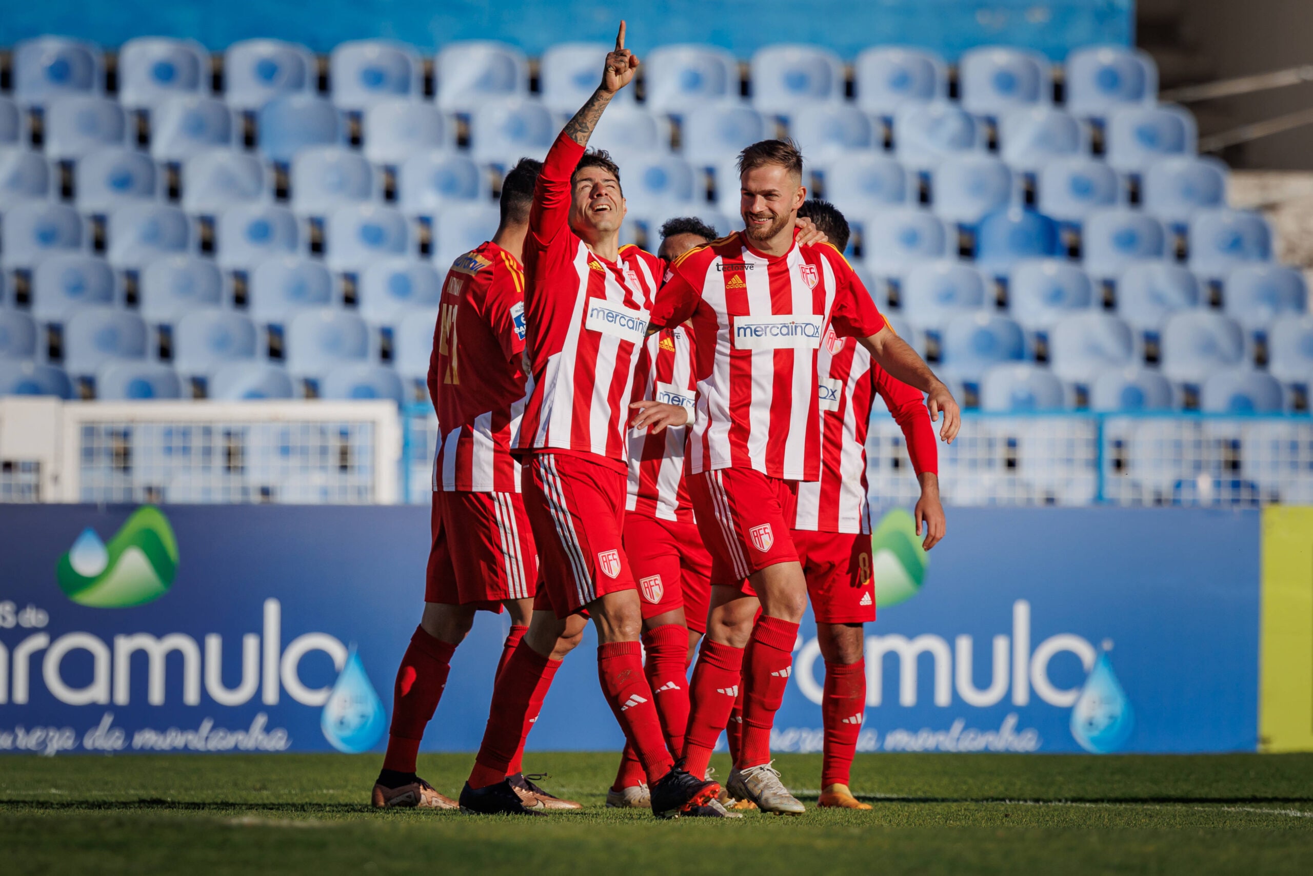 Nenê ultrapassa Torres e fixa-se em Oliveira