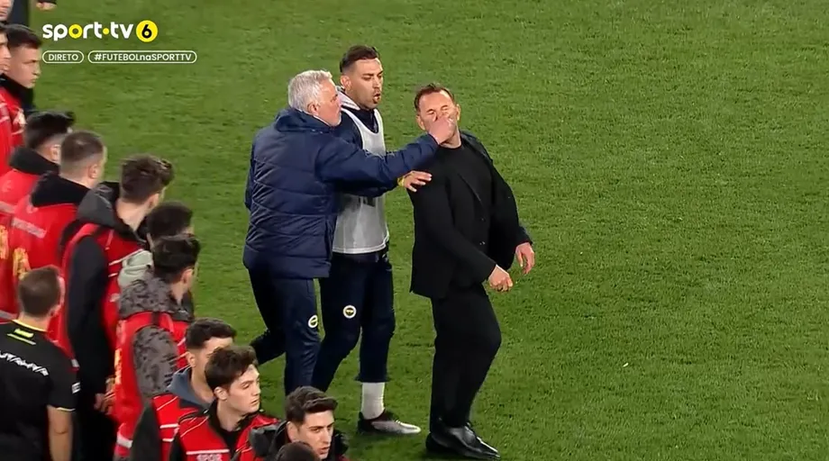 Mourinho aperta o nariz a técnico rival