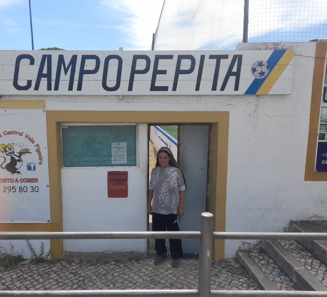 Lúcia Martins – a roupeira que mora dentro do campo do Trafaria