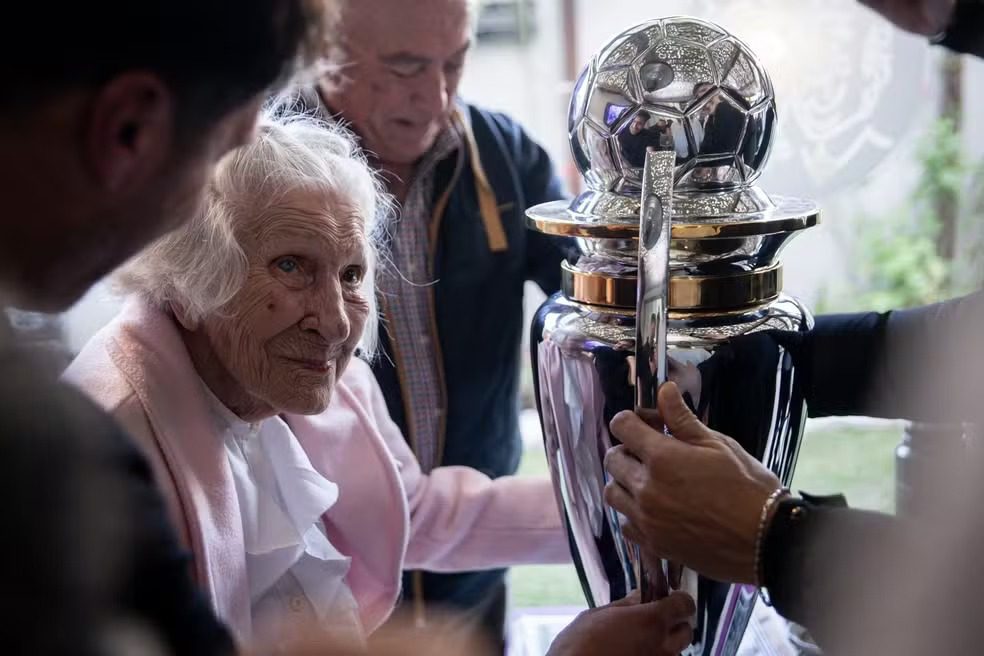 Adepta especial recebeu troféu do Platense