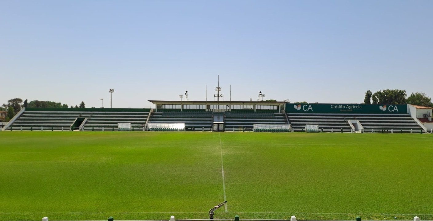 Adeptos do Lusitano de Évora remodelaram o estádio para a Liga 3