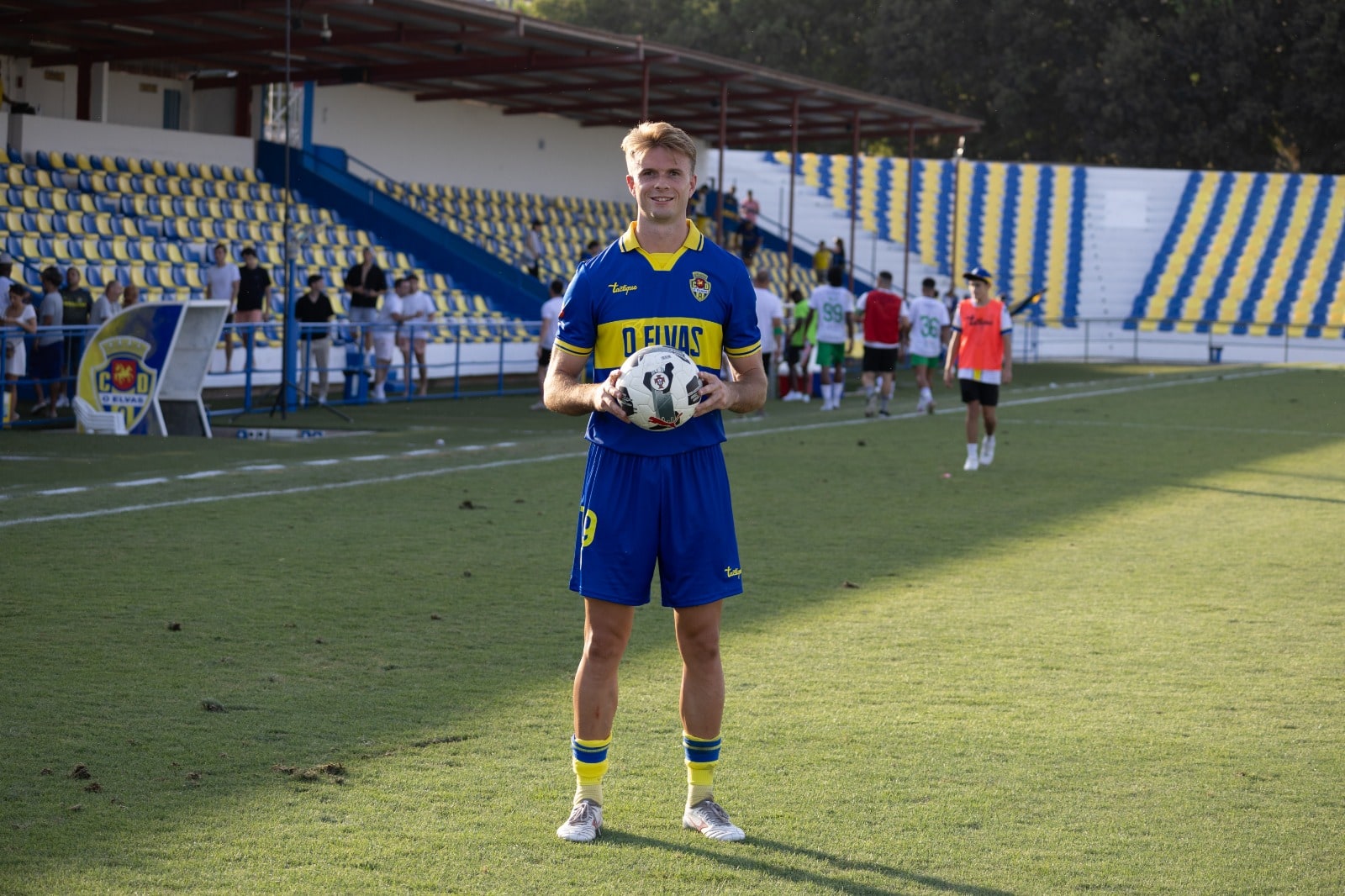 Javi Bernal encanta Patalino com hat-trick