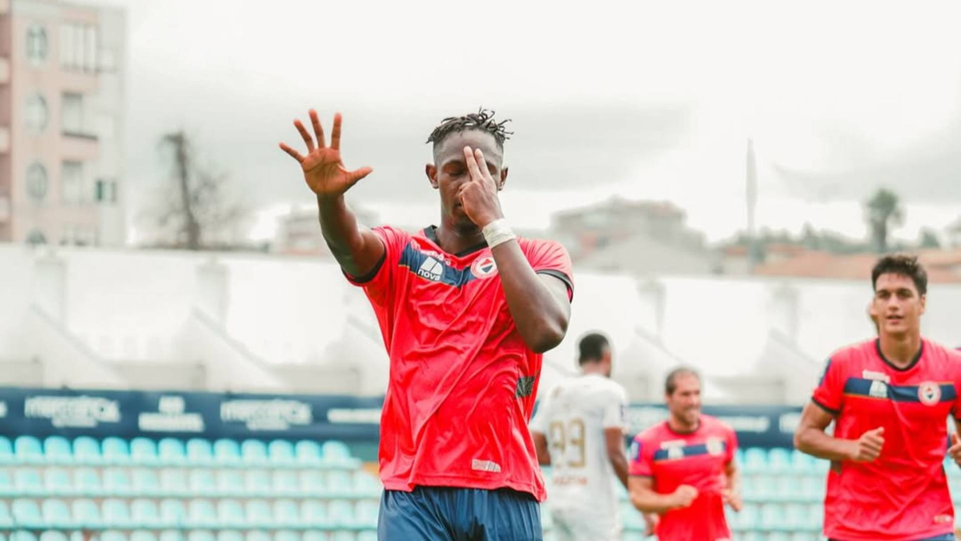 Moussa Diarra bisa e mantém o Trofense no topo