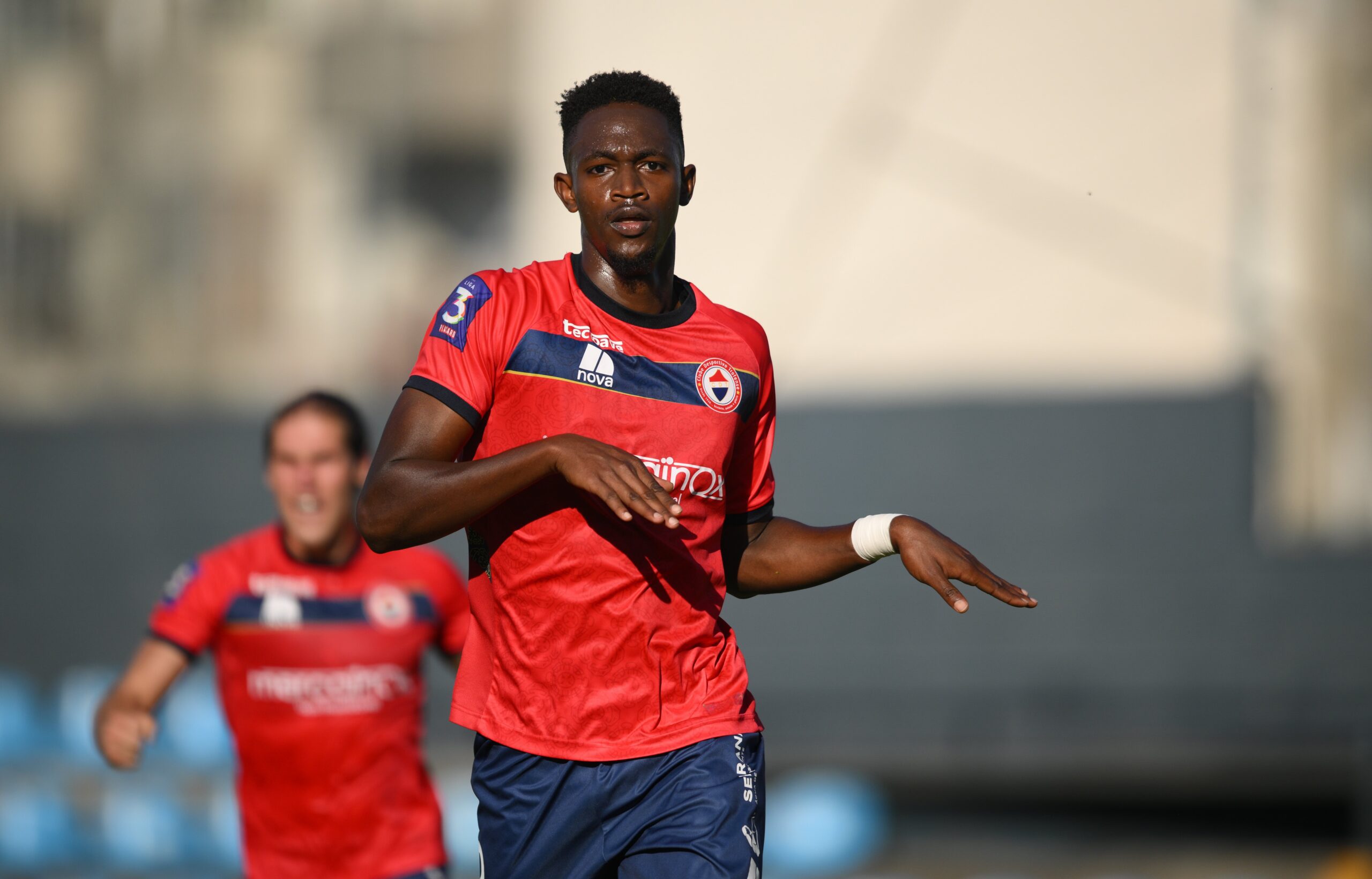 Bis de Moussa Diarra atira Trofense para o topo da Liga 3